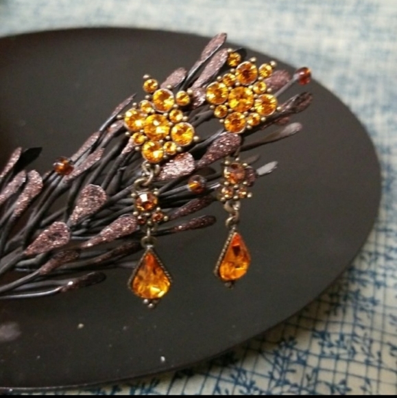 Jewelry - ❤Teardrop Rhinestone 3 tier post earrings EUC